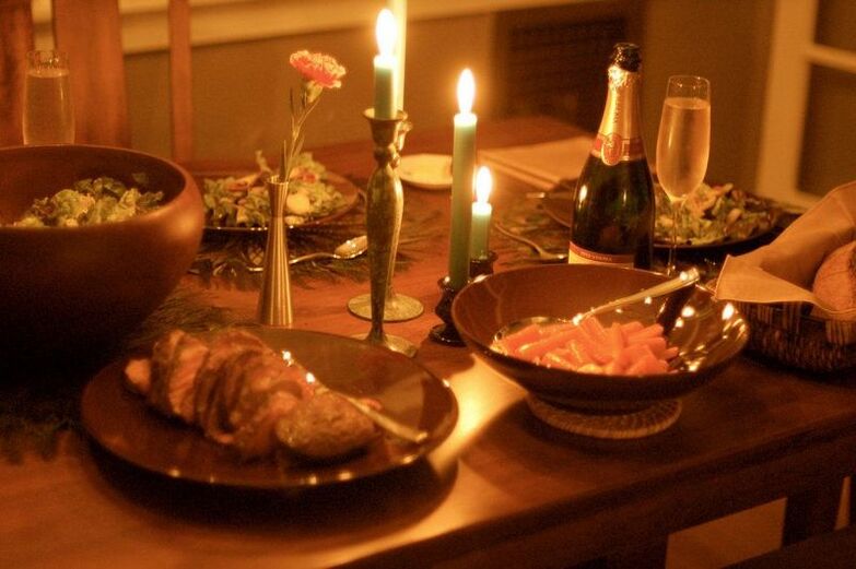 Un éclairage tamisé réduit l'appétit, il vaut donc la peine de dîner aux chandelles